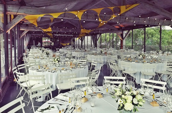 La Verrière de Peyrassol, avec des tables dressées pour un mariage provençal