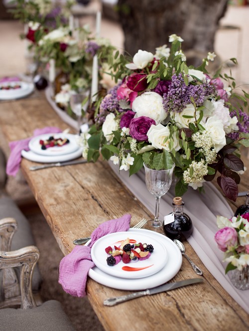 Table de mariage dressée avec fruits et fleurs, pour un mariage provençal